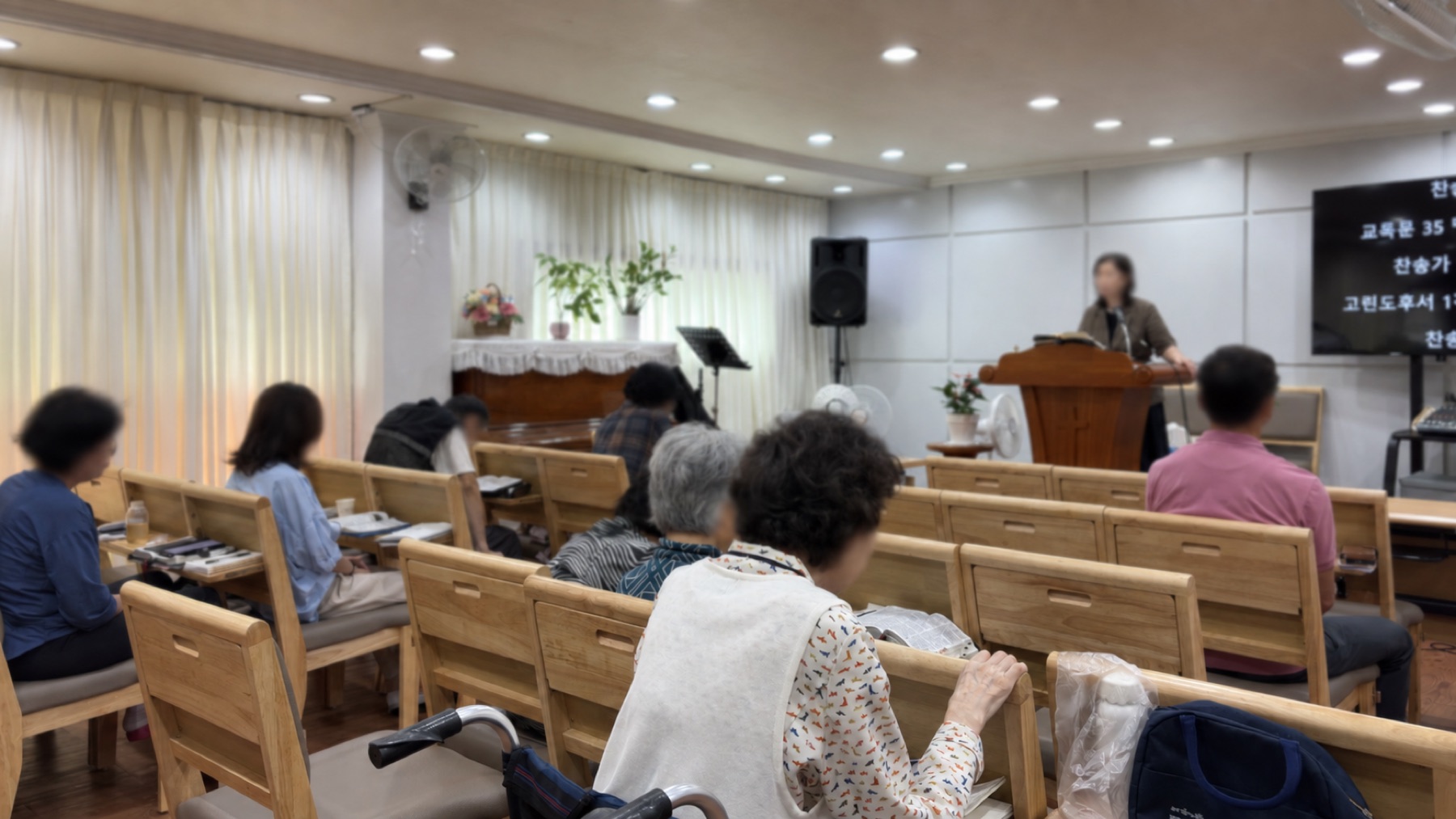 말씀을 들으며 함께 예배드리는 큰소망교회 성도들