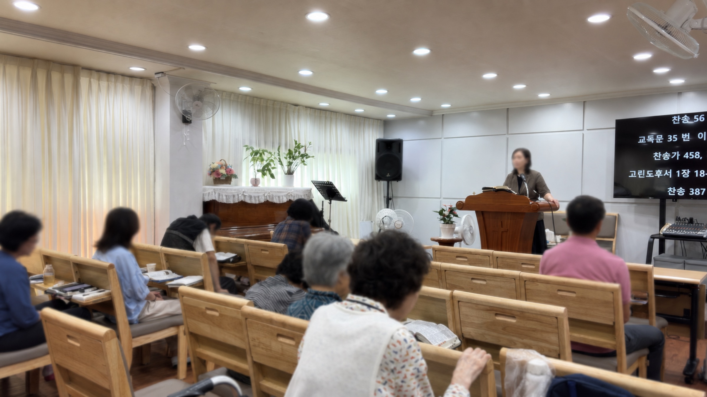 성도들이 함께 예배드리는 큰소망교회 예배당